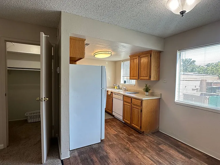 B Street Apartments — Photo 6