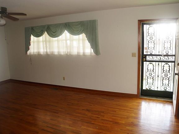 2nd image of 1524 Mathews St