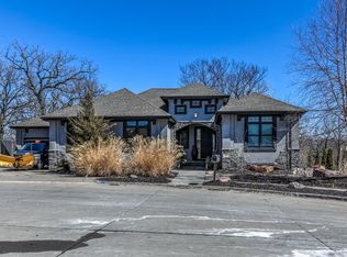 325 Oak Ridge View Cir, Council Bluffs, IA 51503
