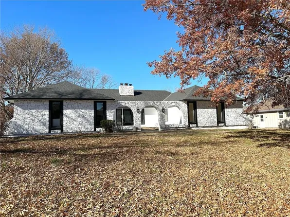 304 S Silver Top Ln, Raymore, MO 64083