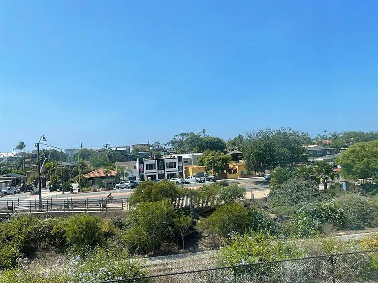 415 N Cedros N — Photo 2