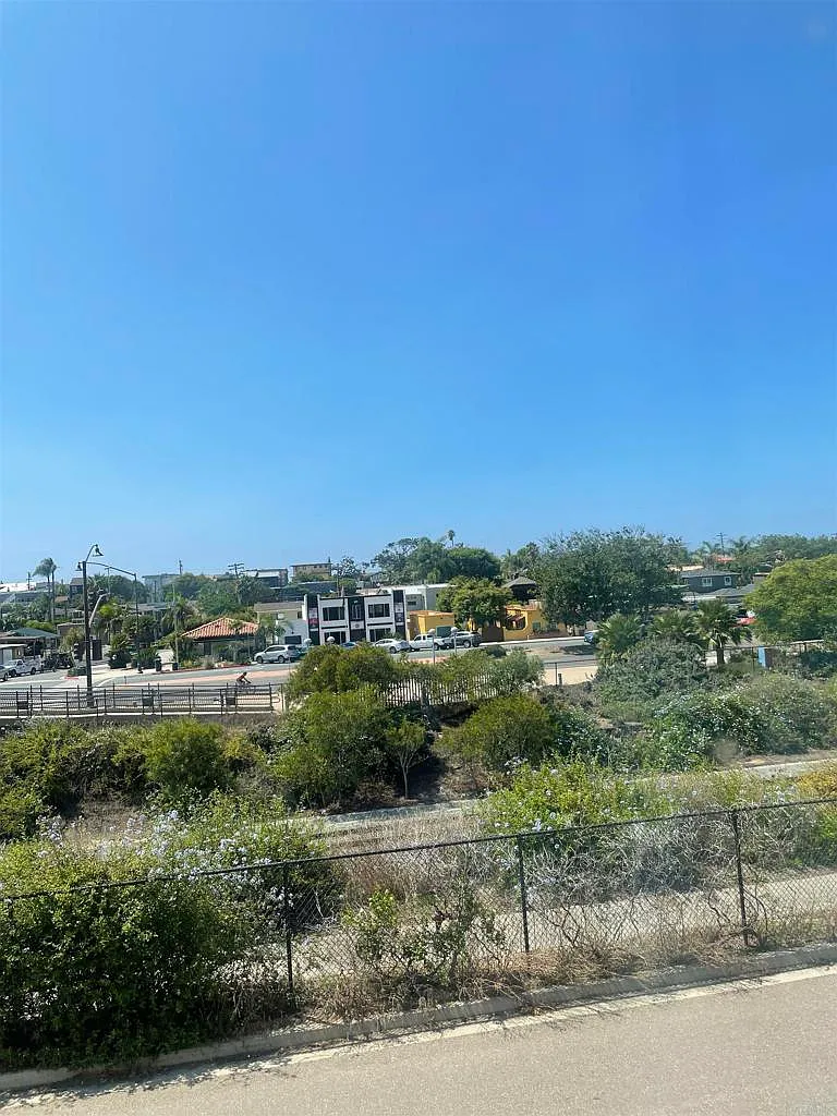 Building Photo - 415 N Cedros N