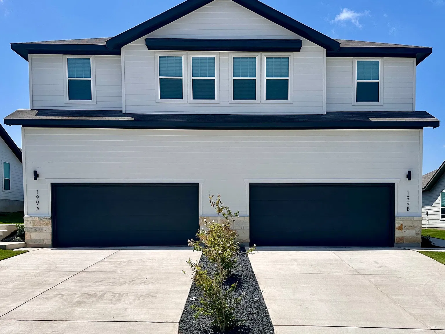 Luxury 2-Story, 4-Bed/ 2.5-Bath Duplex in Emma Park! — Photo 1