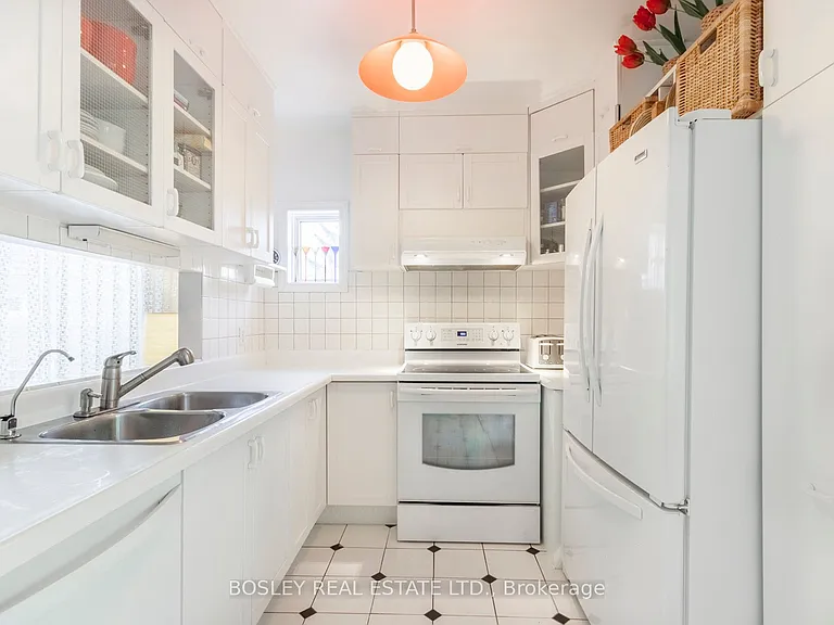 22 Martin Cres — Photo 11