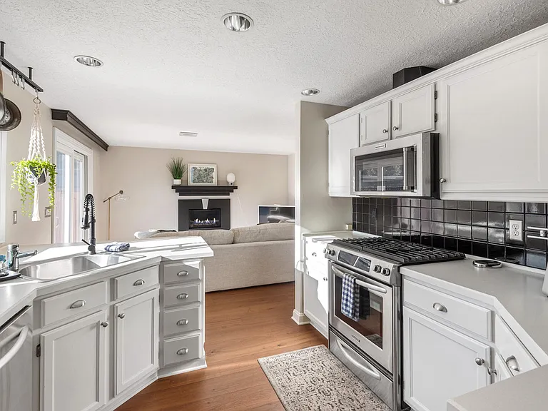5006 SW Sweeney St — Photo 8