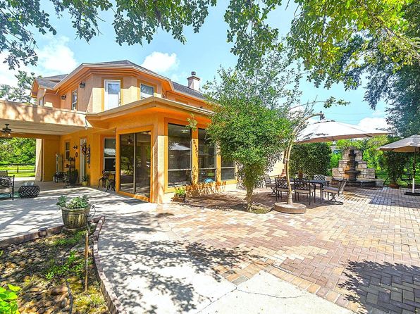 610 Wrangler Rd, Wallis, TX 77485
