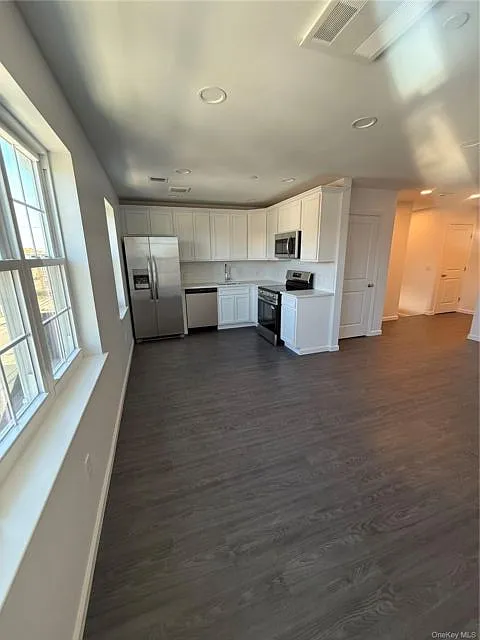 3 bed, 2.0 bath, 2037 sqft, $3,500 — Photo 4
