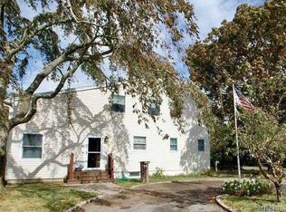 301 Oak Neck Rd, West Islip, NY 11795