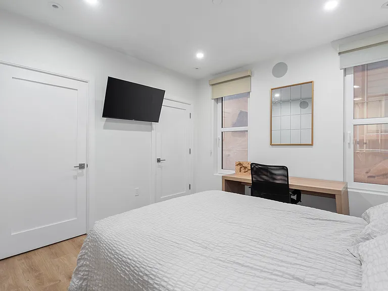 326 W Broadway #5 — Photo 11