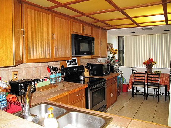 Eat in Kitchen (1)