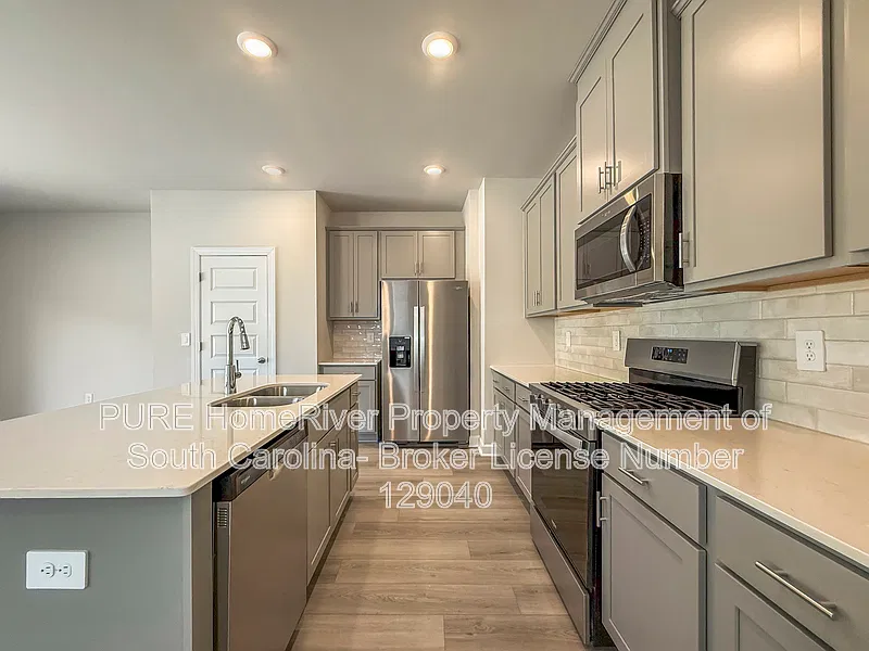 4 bed, 2.5 bath, 1934 sqft, $2,050 — Photo 3