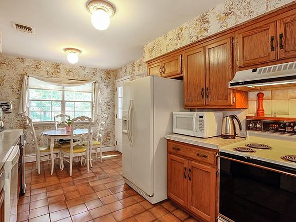 4th image of 525 Glen Cove Ave