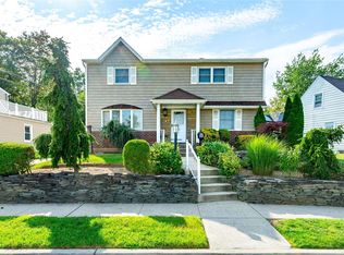 61 Camden Pl, New Hyde Park, NY 11040