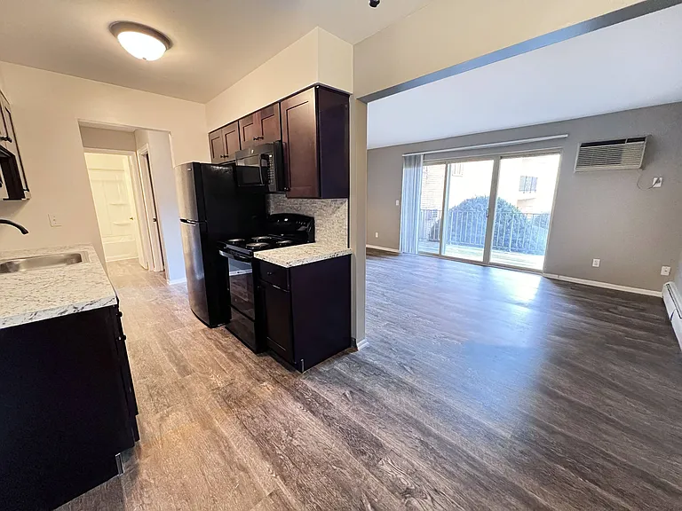 Crown Pointe Apartments — Photo 40