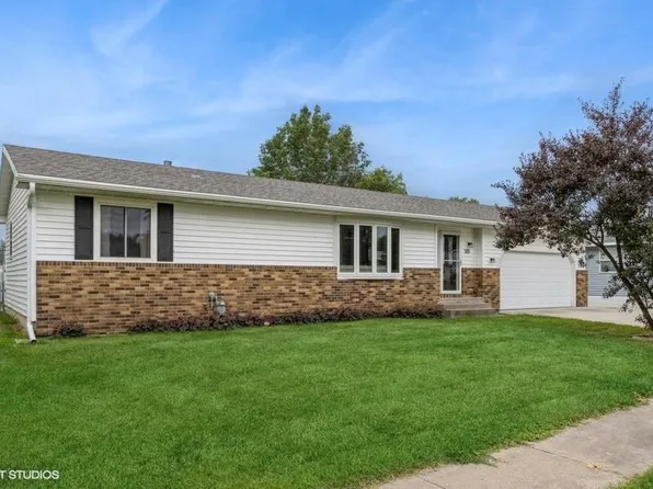 505 Brady St, Hills, IA 52235