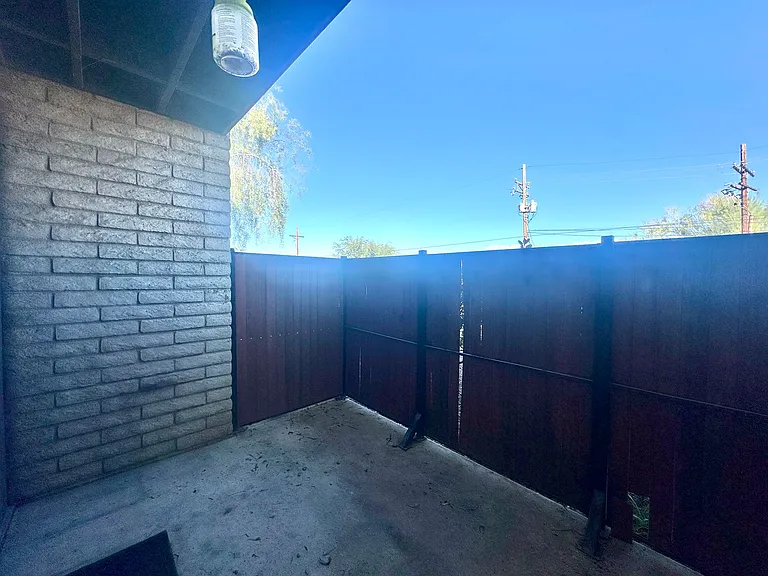 Desert Atrium - Studios, 1 Bedrooms and 2 Bedrooms in Great Location! Community Pool! — Photo 40