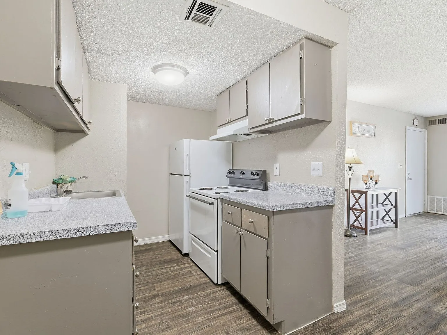Woodland HIlls Apartments — Photo 2