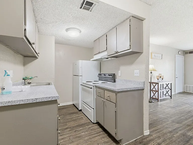 Woodland HIlls Apartments — Photo 12