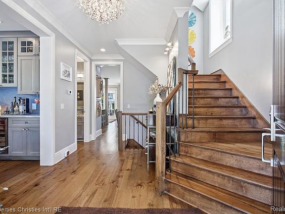 5th image of 1352 Holland St