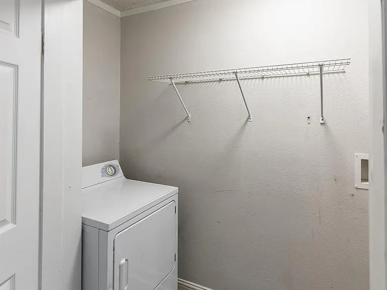 114 Varsity Dr — Photo 3