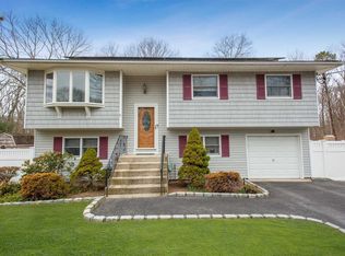 503 Lockwood Dr, Shirley, NY 11967