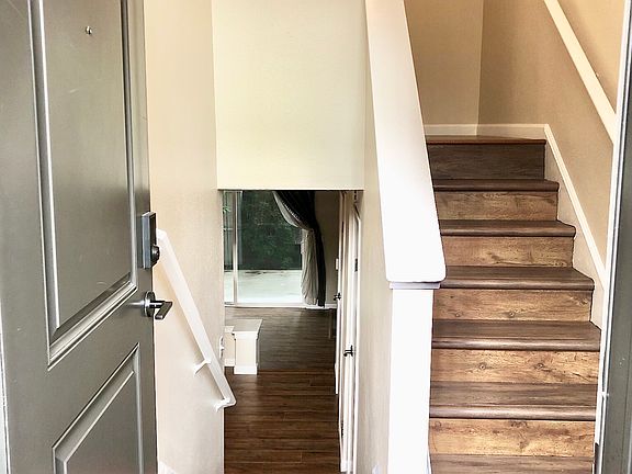 2nd image of 11401 Roosevelt Way NE APT 4