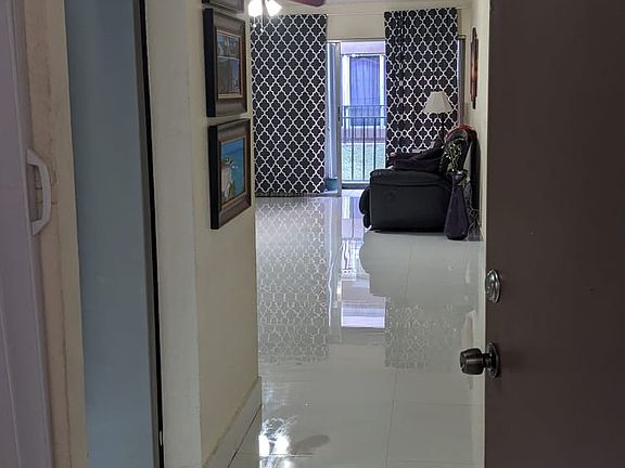 4th image of 1900 W 68th St APT E101