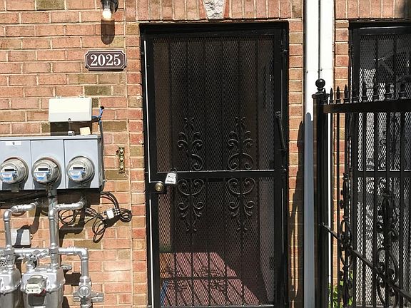 4th image of 2025 Daly Ave APT 1