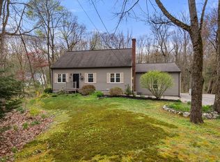 31 Maplecrest Dr, Belchertown, MA 01007