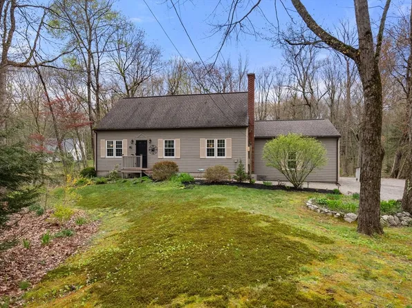 31 Maplecrest Dr, Belchertown, MA 01007