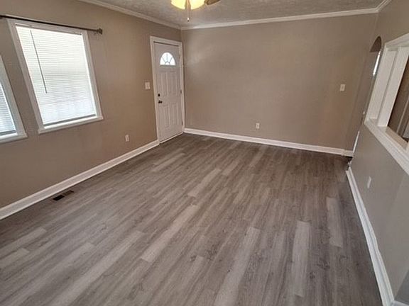 3rd image of 122 Douglas St