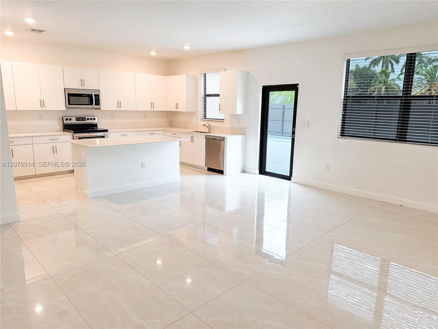 4 bed, 3.5 bath, 3094 sqft, $4,200 — Photo 2