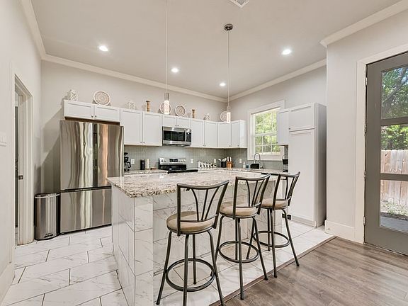 4th image of 215 Idle Creek Ln