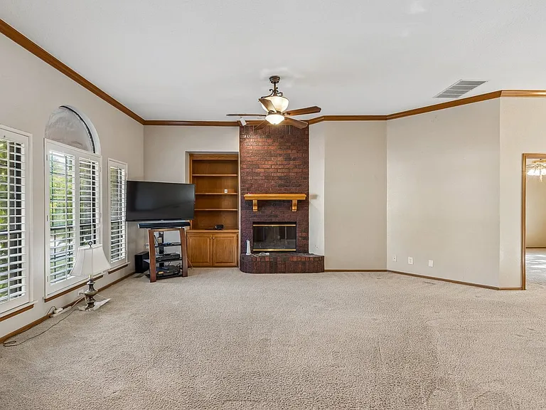 1820 Chelsea Dr — Photo 5