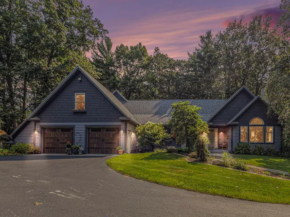 5512 W Oakridge Dr, Ludington, MI 49431