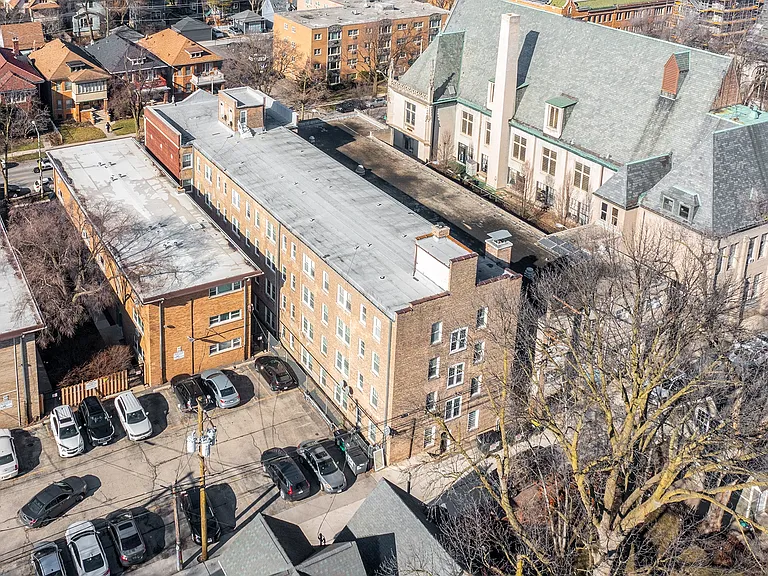 Evelyn Apartments — Photo 11