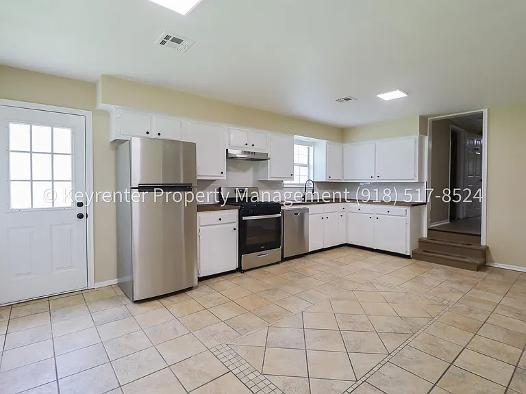 504 W Chestnut St — Photo 25
