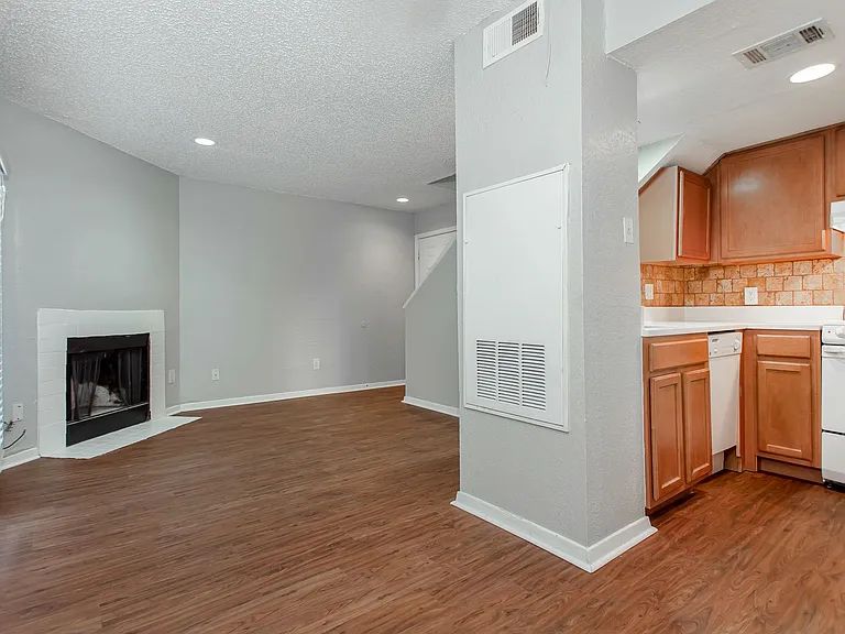 1901 N Fitzhugh Ave — Photo 25
