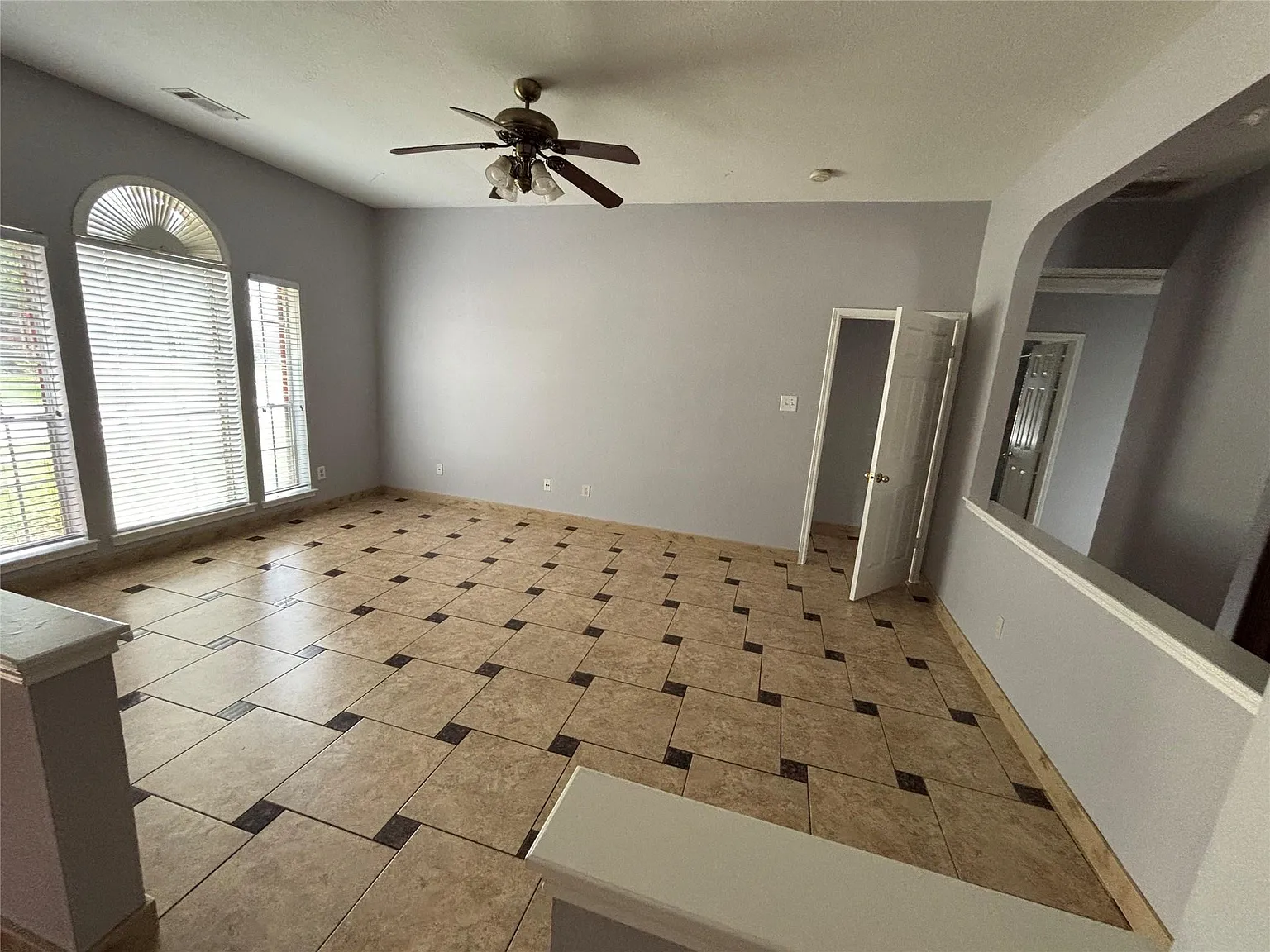 4 bed, 2.0 bath, 2339 sqft, $2,300 — Photo 3
