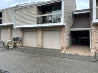 81 Overlook Dr, Clinton, NJ 08809