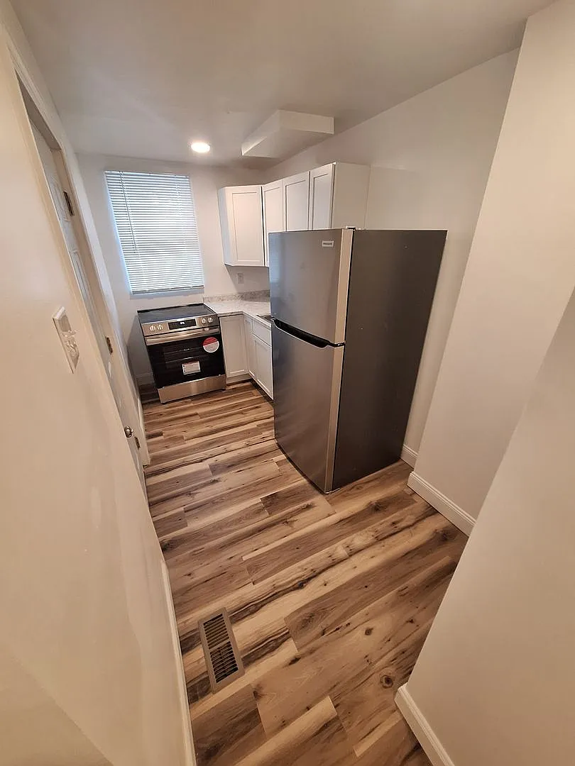Newly Renovated One Bedroom House, Downtown Location — Photo 3