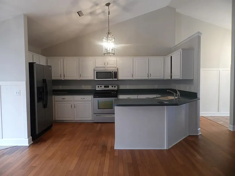 147 Royal Dr — Photo 7