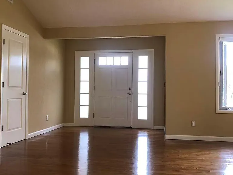 920 Rockdale Dr — Photo 2