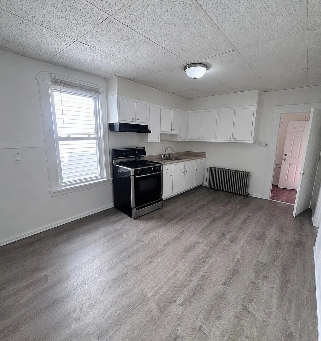 3 bed, 1000 sqft, $2,200 — Photo 3