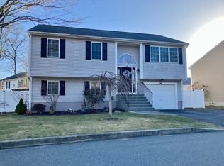 38 Slocum Farm Dr, Dartmouth, MA 02747