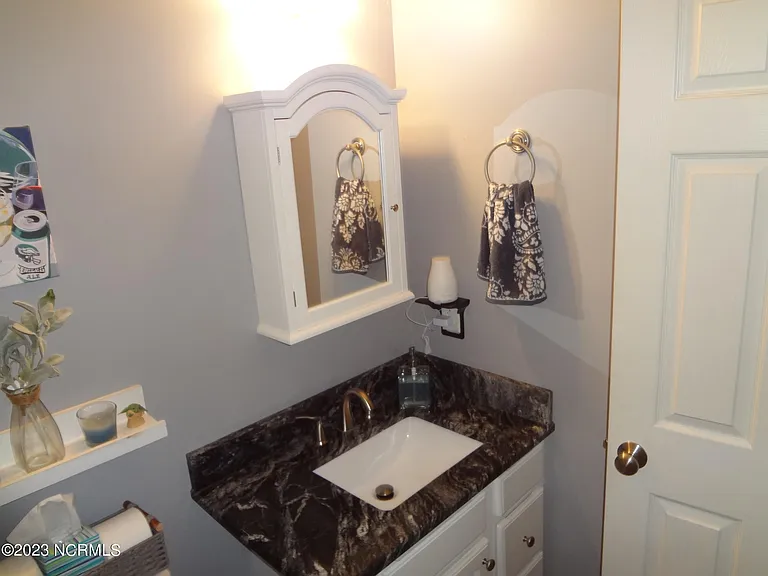 205 S Pointe Dr #B — Photo 19