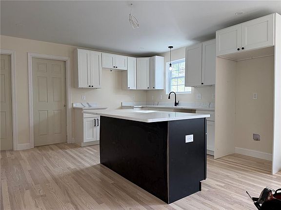 4th image of 352 Willard Ave