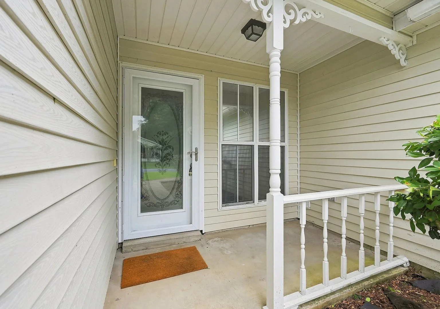 Charming 3 Bedroom in Blue Pine Village! — Photo 3