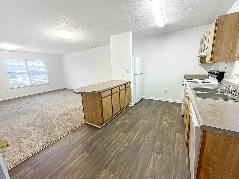 Amesbury Apartments — Photo 20