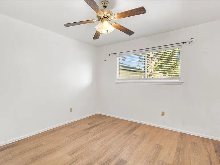 8903 Roos Rd — Photo 22